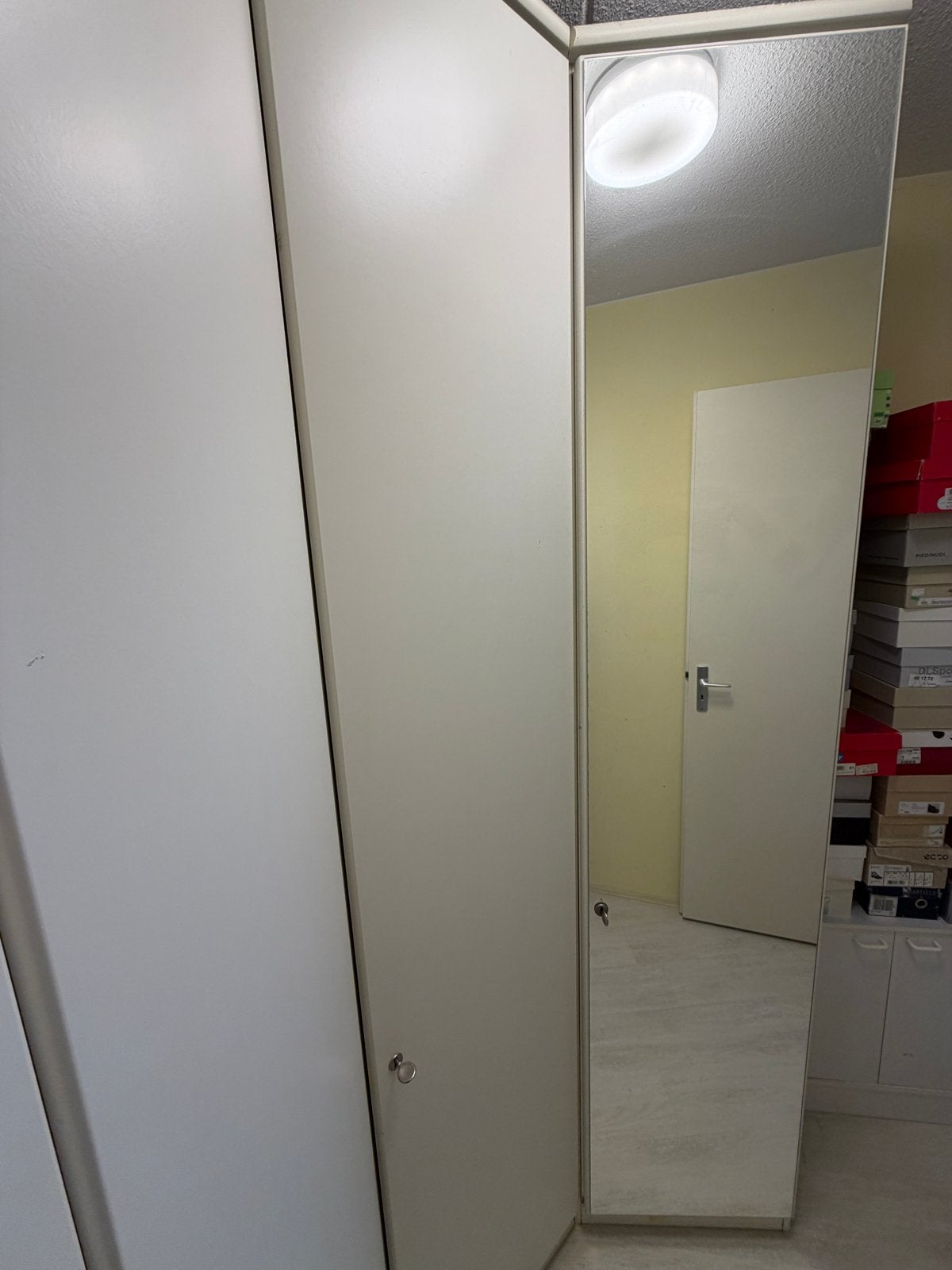 Witte hoekkast met spiegeldeur en planken, Ophalen, Gebruikt, 100 tot 150 cm, 200 cm of meer