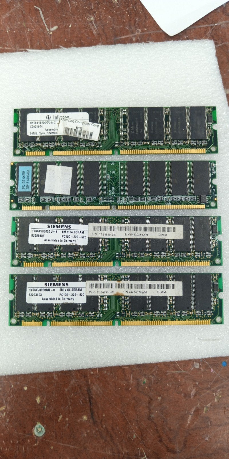Set van 4 Siemens HYB64V8300GU-8 PC100 SDRAM, Ophalen of Verzenden, DDR, Desktop, Gebruikt