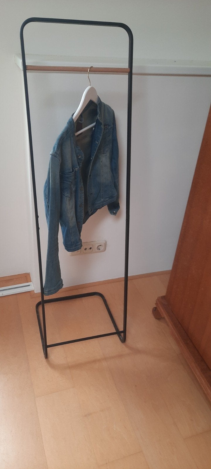 Kledingrek zwart met houten stang (excl. kleding), Ophalen