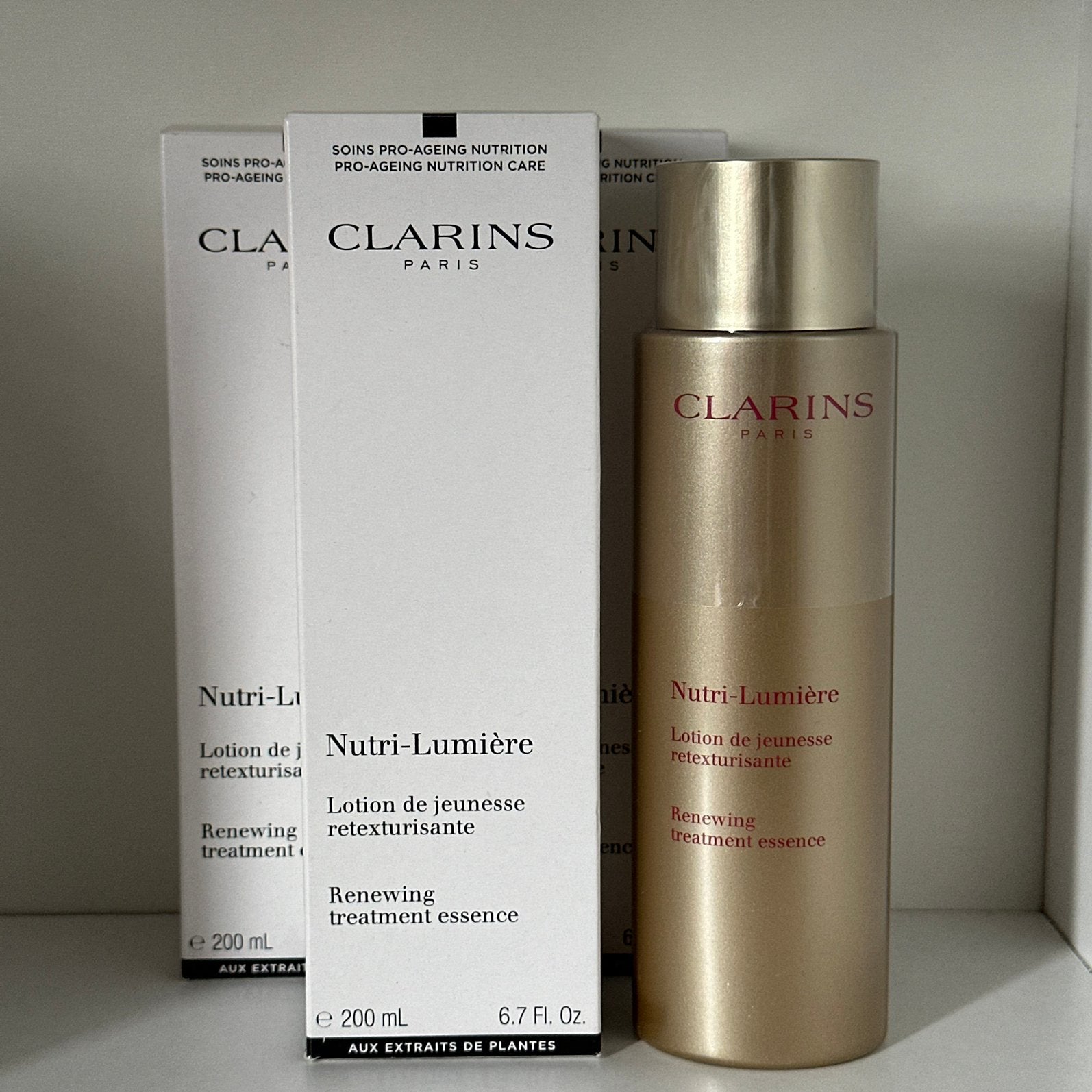 Clarins Nutri-Lumiere Renewing Treatment Essence 200 ml, Ophalen of Verzenden, Nieuw, Gehele gezicht, Verzorging