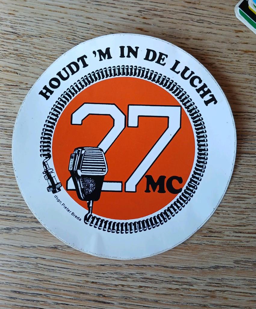 Sticker 27MC Houdt 'm in de Lucht, design Pieter Breda 15cm, Ophalen of Verzenden