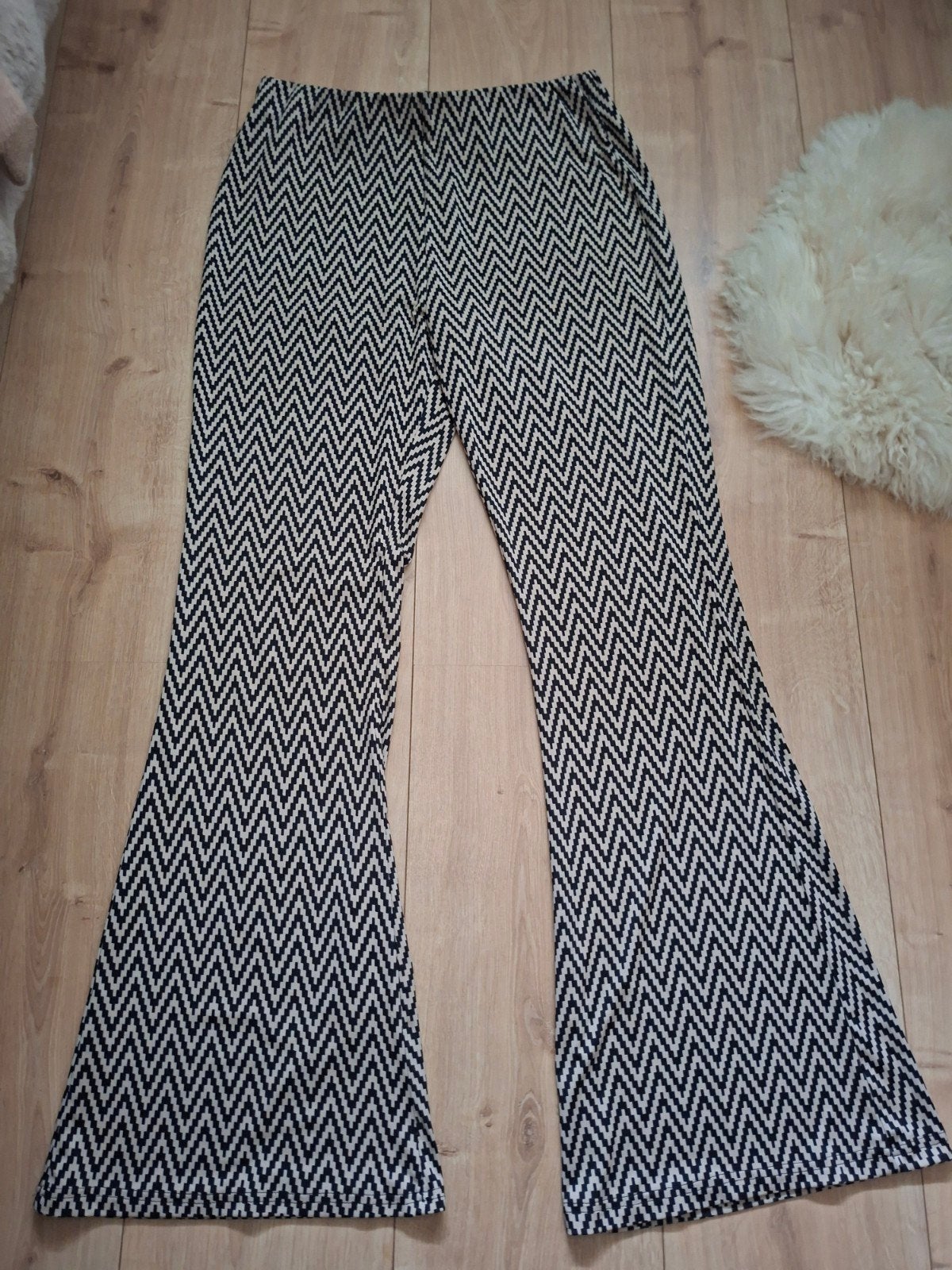 Flared broek maat L, By Swan, Kleding | Dames, Verzenden, Zo goed als nieuw, Zwart, Lang
