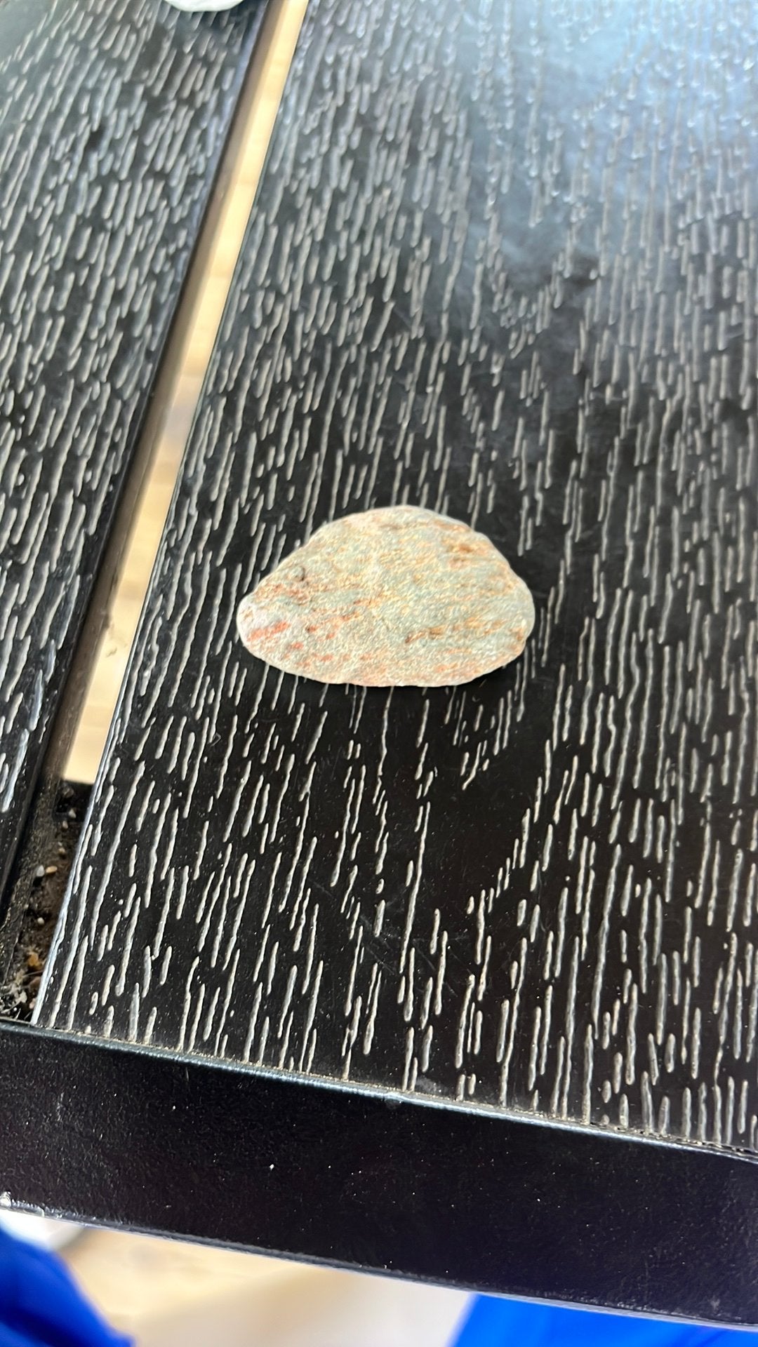 Basalt ca. 2,5 cm grijs met oranje aders, Verzenden, Mineraal