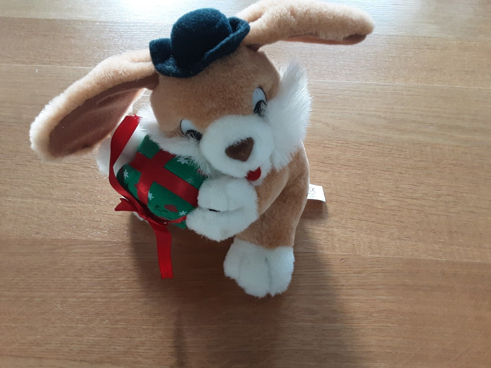Kerst knuffel konijn met cadeautje, Overige merken, Overige karakters, Ophalen of Verzenden, Met kleding of accessoire