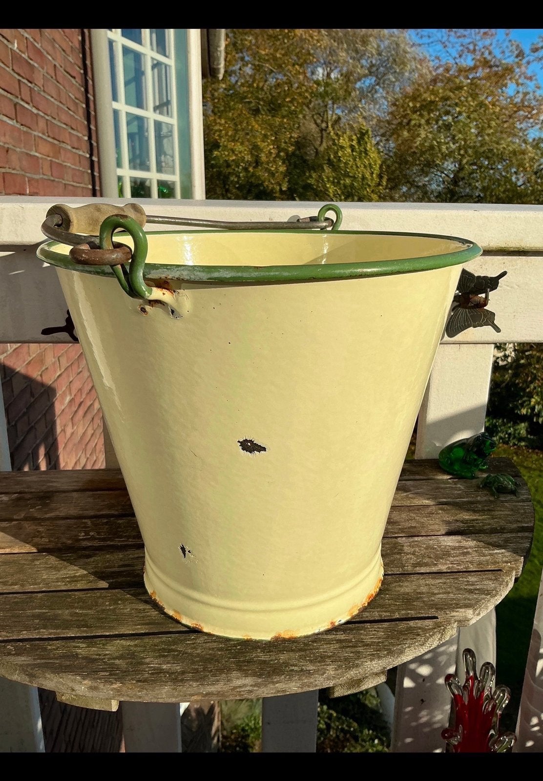 Oude emaille emmer mét beschadigingen én handvat. 24 cm hoog, Ophalen of Verzenden