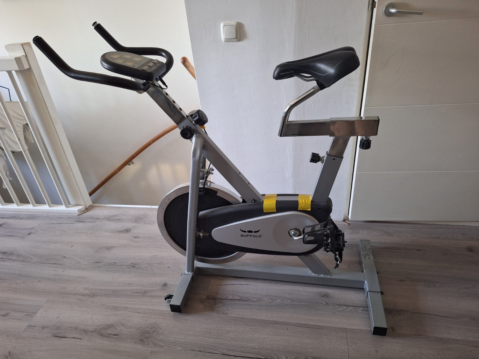Buffalo Spinningfiets met Display, Sport en Fitness, Ophalen, Gebruikt, Buik, Spinningfiets
