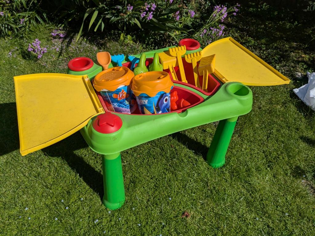 Zand / watertafel met bijbehorende schepjes/emmertjes etc, Ophalen, Gebruikt