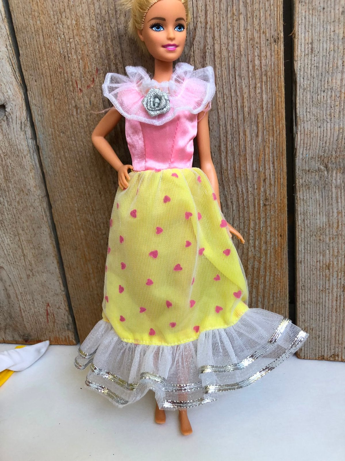 Roze geel jurk voor Barbie, Ophalen of Verzenden, Zo goed als nieuw, Barbie
