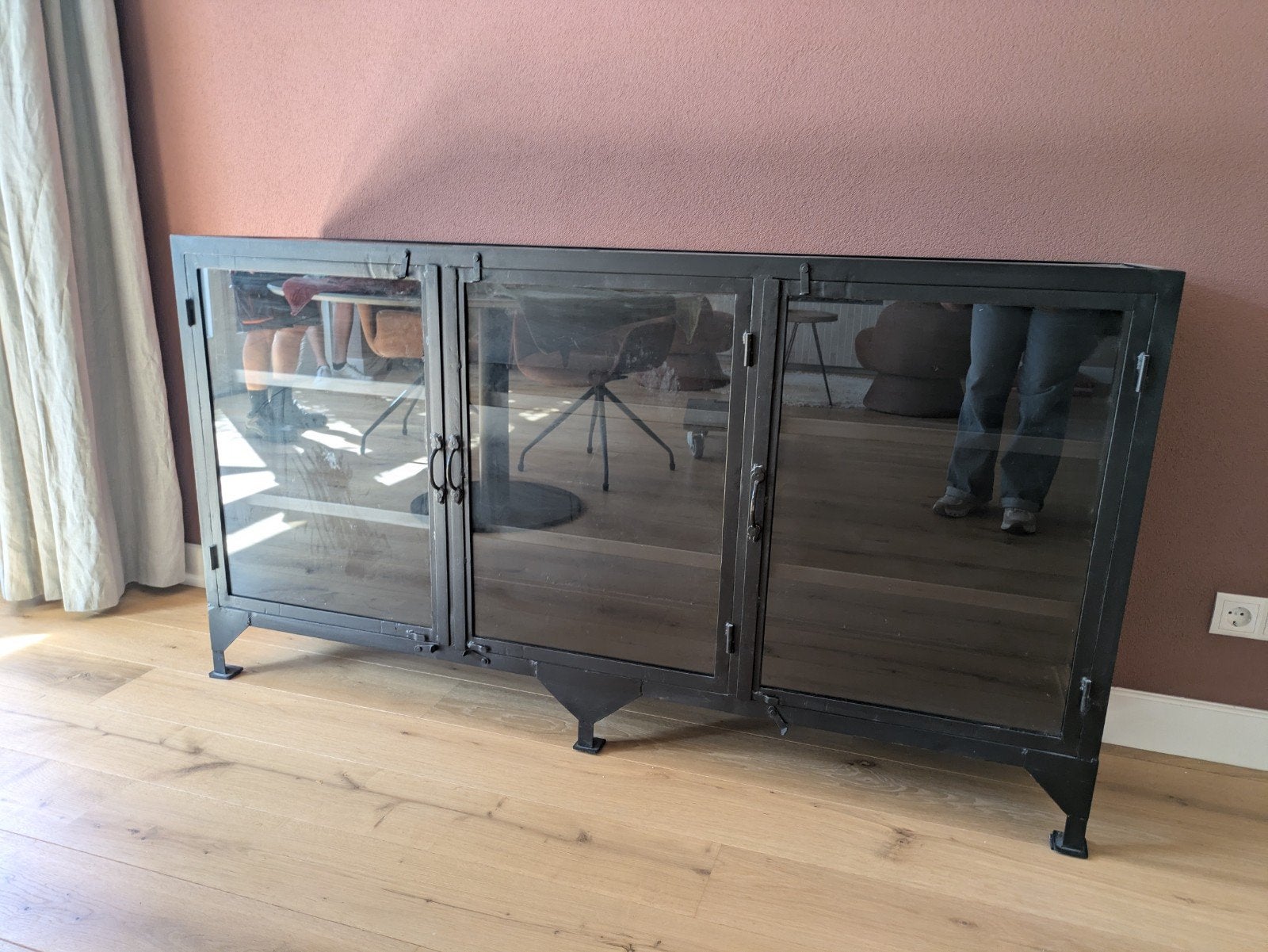 Industriële vitrinekast met glazen deuren, Ophalen, 150 tot 200 cm, Glas, 25 tot 50 cm