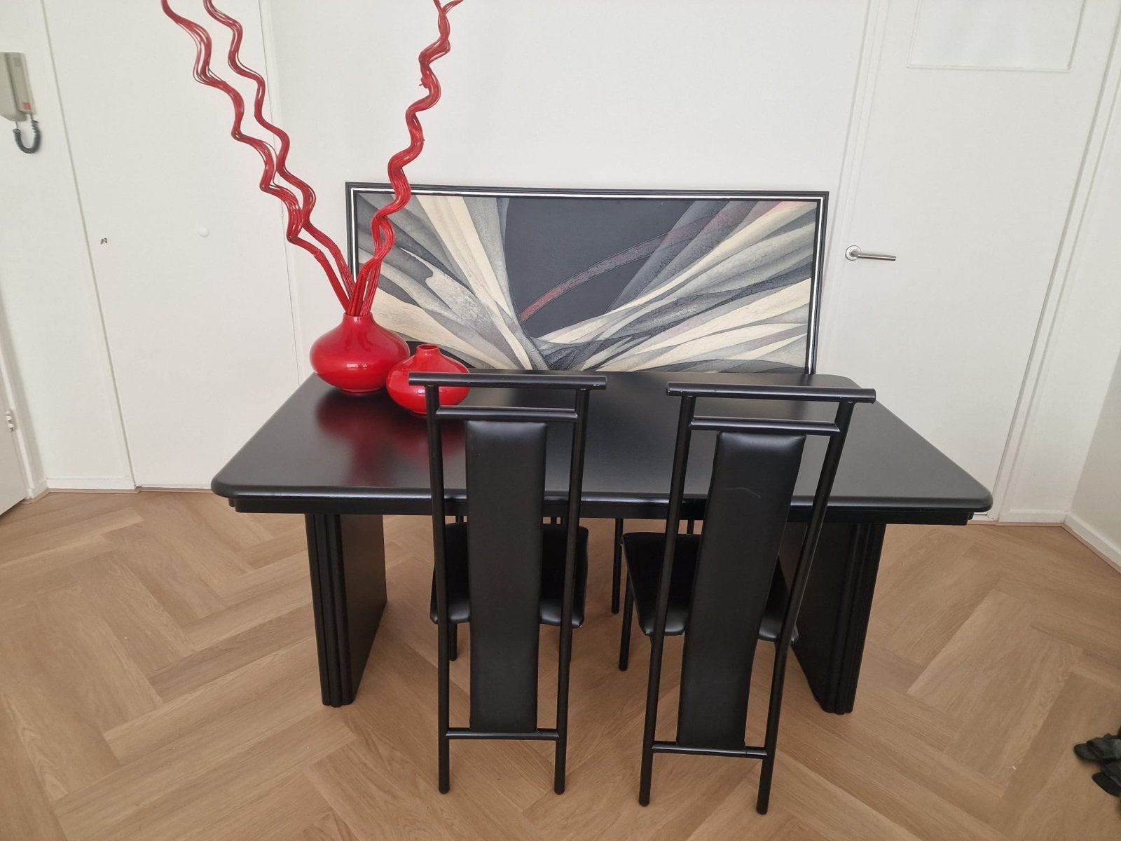Elegante zwarte eettafel met 4 stoelen en schilderij, Ophalen, Overige materialen, Gebruikt, 50 tot 100 cm