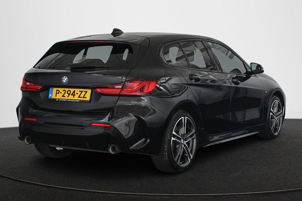 BMW 1-serie 120i Business Edition Automaat M Sport Stoelverw, Auto's, BMW, Gebruikt, 4 cilinders, Zwart, 178 pk