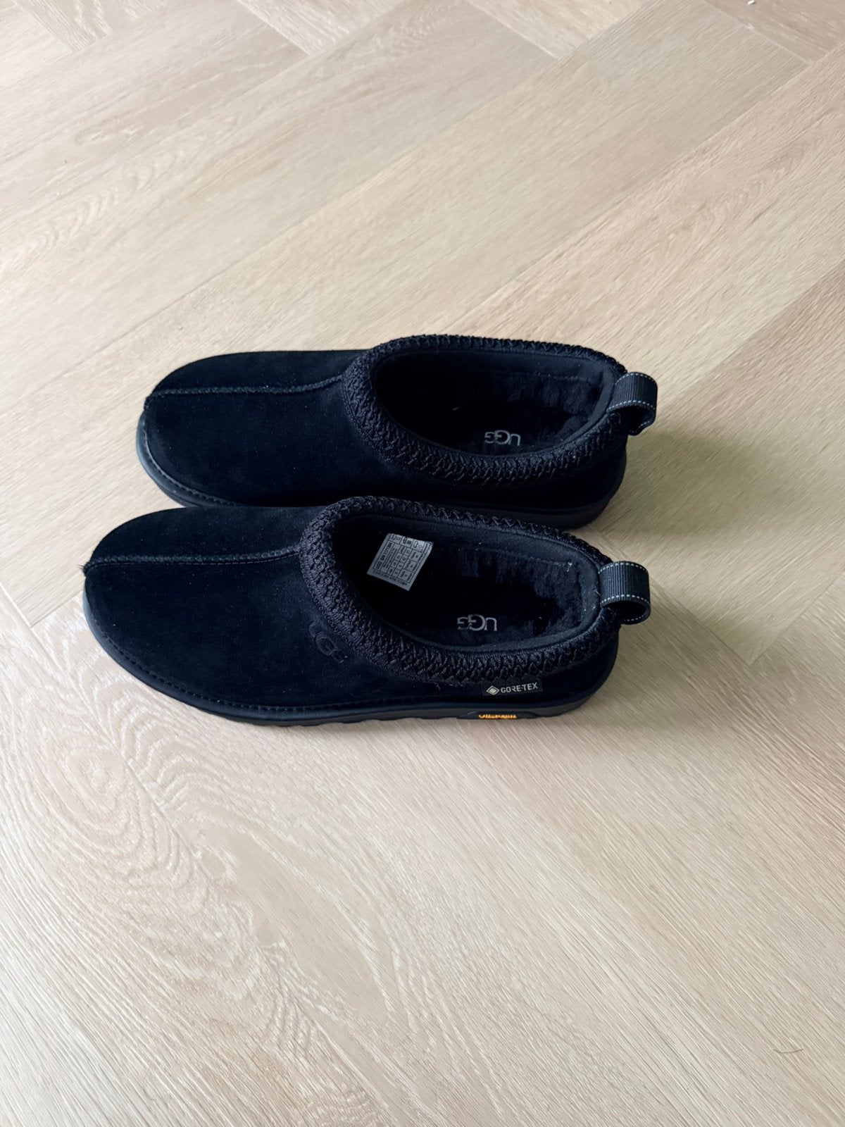 UGG Tasman GTX Suède Instappers Zwart Maat 42, UGG, Zwart, Nieuw, Ophalen of Verzenden