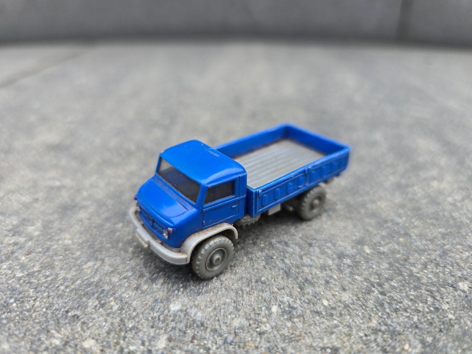 Blauwe speelgoed vrachtwagen - Unimog model, Ophalen