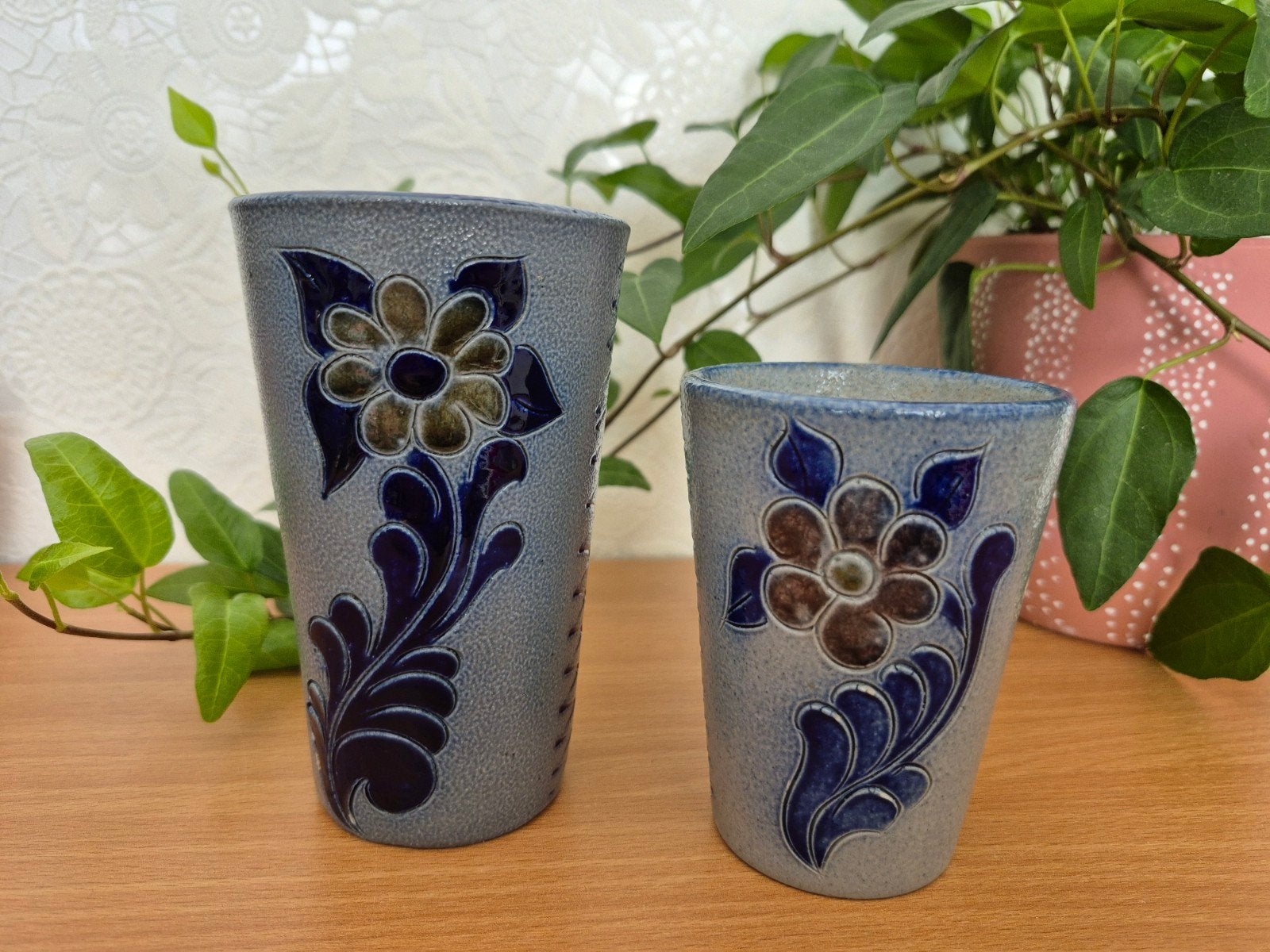 Mooie vintage zoutglazuur aardewerk Duitse vaasjes bekers, Ophalen of Verzenden