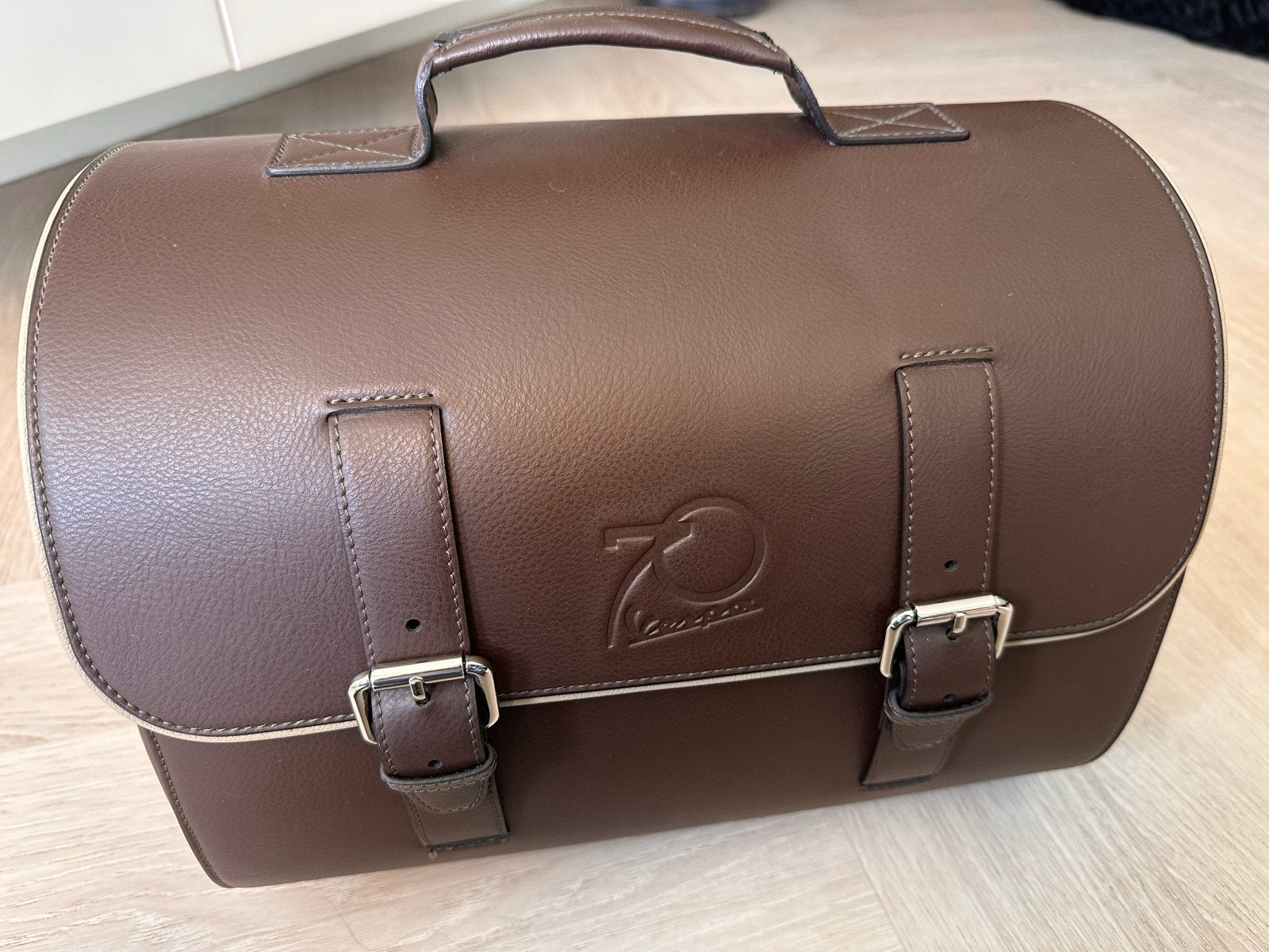 Vespa 70th Anniversary Bruine Tas met Schouderband, Ophalen of Verzenden, Nieuw