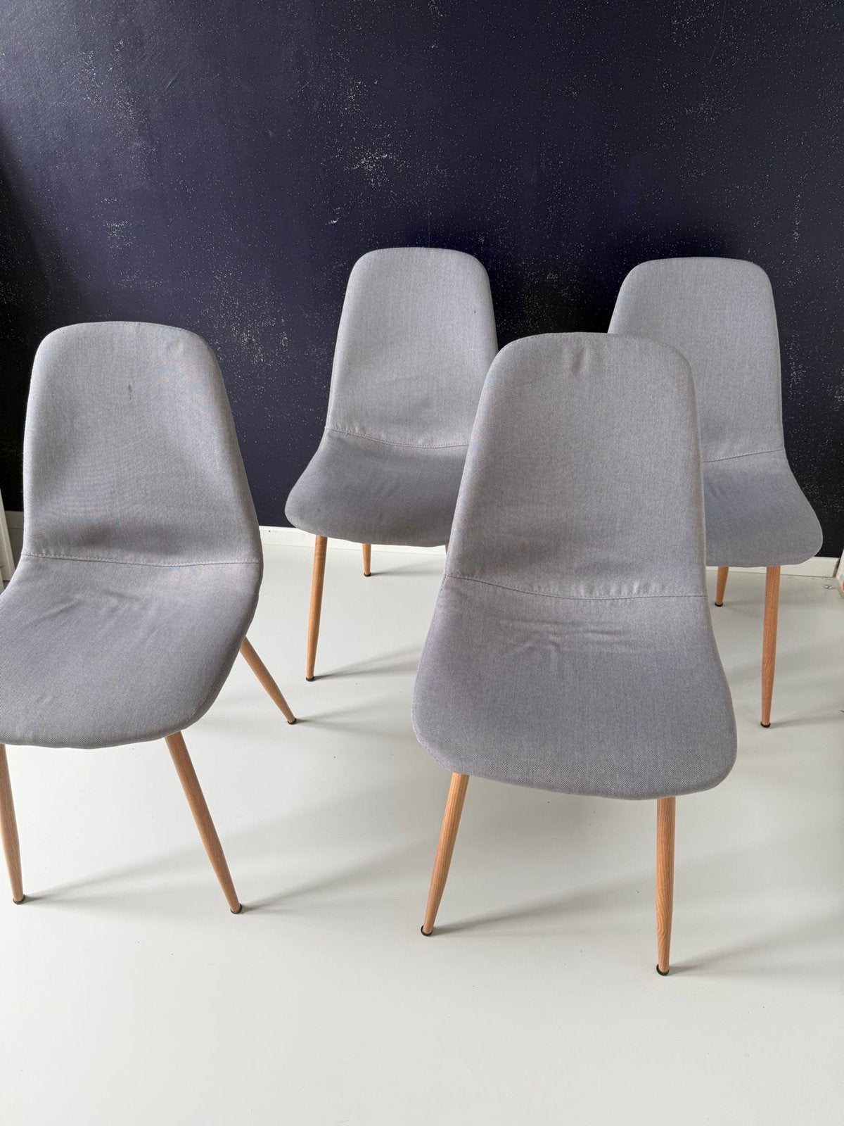 Jysk JONSTRUP 4 eetstoelen - Grijs met houten poten, Ophalen, Gebruikt, Vier, Grijs