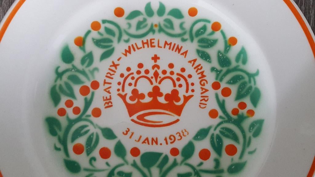Geboortebordje Beatrix 1938 / Nijmegen, Verzamelen, Koninklijk Huis en Royalty, Gebruikt, Servies, Nederland, Ophalen