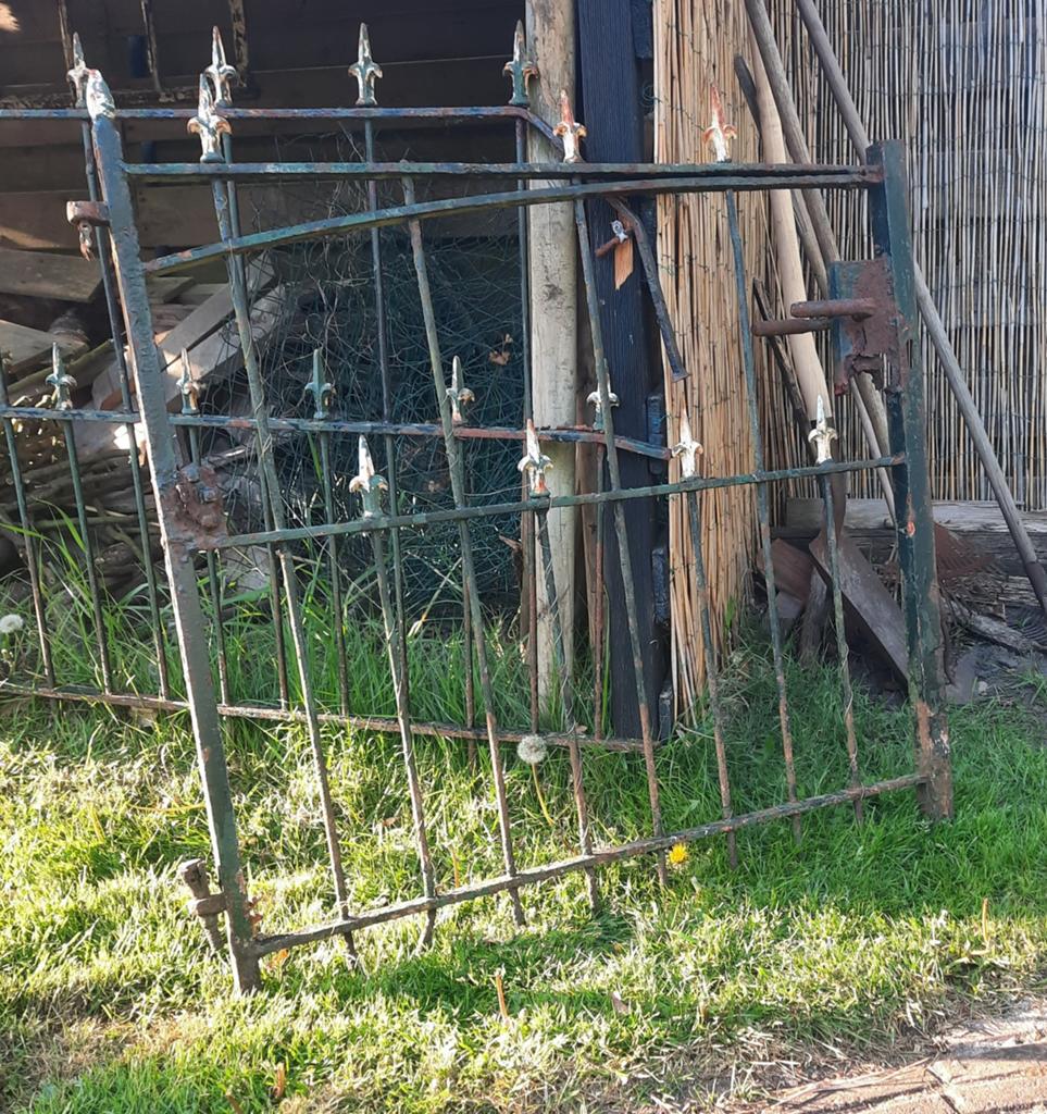 Giertijzeren deurtje. Smeedijzer. Brocante, landelijk, Tuin en Terras, Tuinhekken en Hekwerk, Ophalen of Verzenden, IJzer, Sierhekwerk