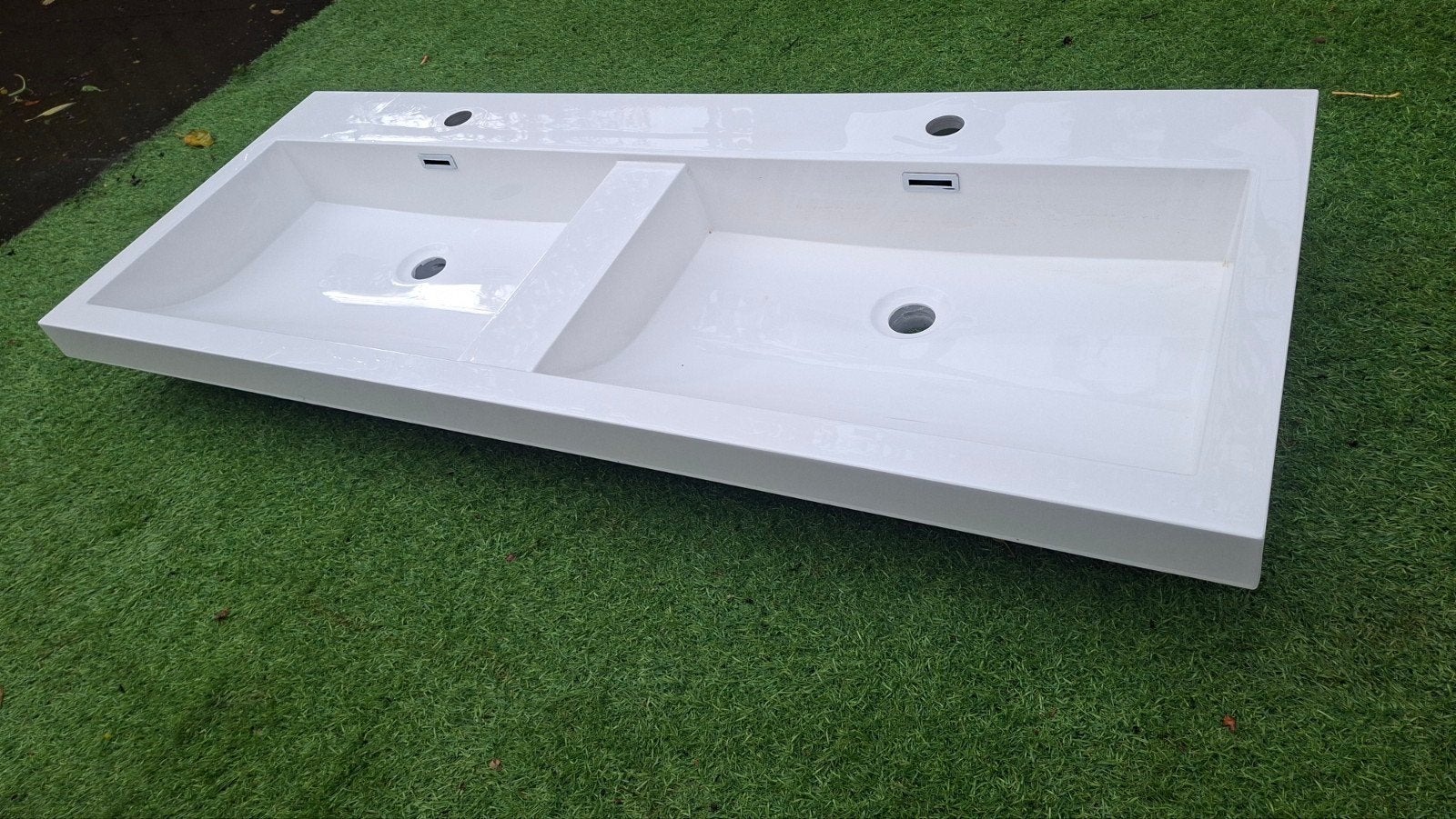 Strakke dubbele wastafel niet gebruikt