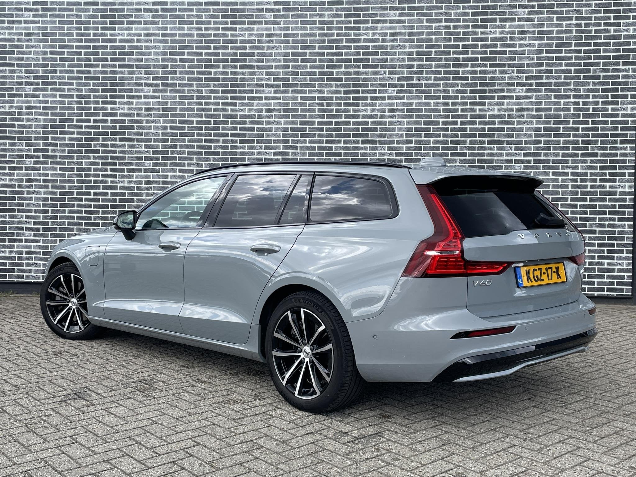 Volvo V60 2.0 T8 Plug-in hybrid AWD Plus Dark | Panoramadak, Automaat, 12 maanden, Stof, Gebruikt
