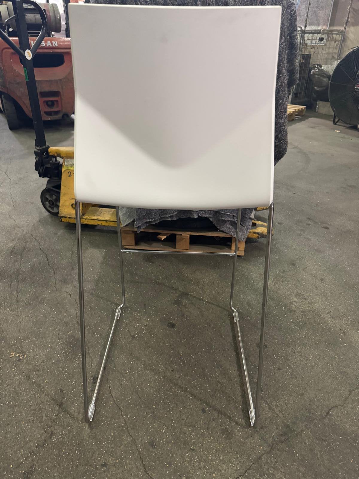 Witte design bar kruk, Huis en Inrichting, Barkrukken, Ophalen, Kunststof, 60 tot 90 cm, Zo goed als nieuw