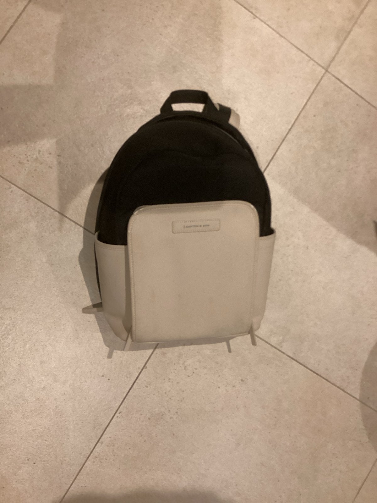 Kapten & Son rugzak - Zwart met beige accenten., Sieraden, Tassen en Uiterlijk, Tassen | Rugtassen, Overige merken, Gebruikt, 25 tot 40 cm