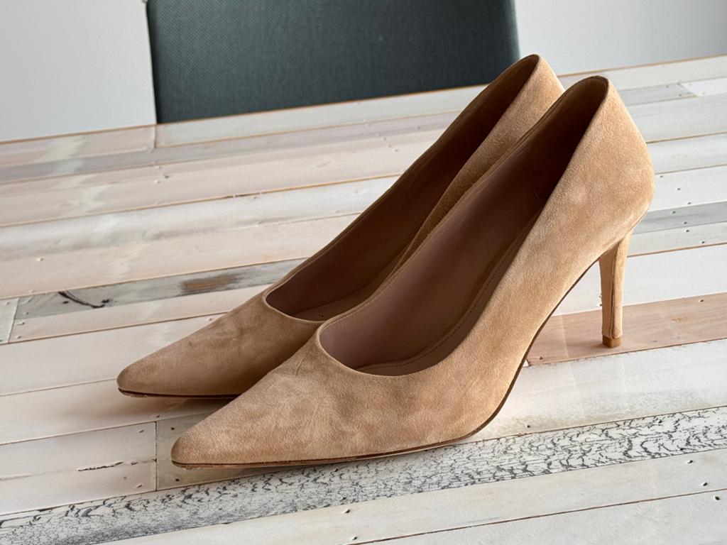 Ferraggio suède pumps - Beige - Maat 43, Kleding | Dames, Schoenen, Ophalen of Verzenden, Gedragen, Beige, Pumps