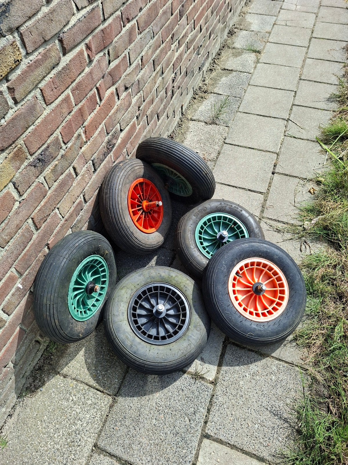 Diverse kruiwagenwielen - Gebruikt maar functioneel, Tuin en Terras, Kruiwagens, Ophalen, Gebruikt, Handmatig, Diverse
