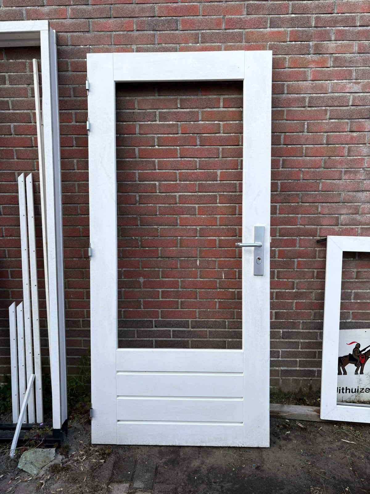 4 witte kozijnen 2 witte deuren en een zwarte deur, Raamkozijn, Zo goed als nieuw, Hout, Ophalen