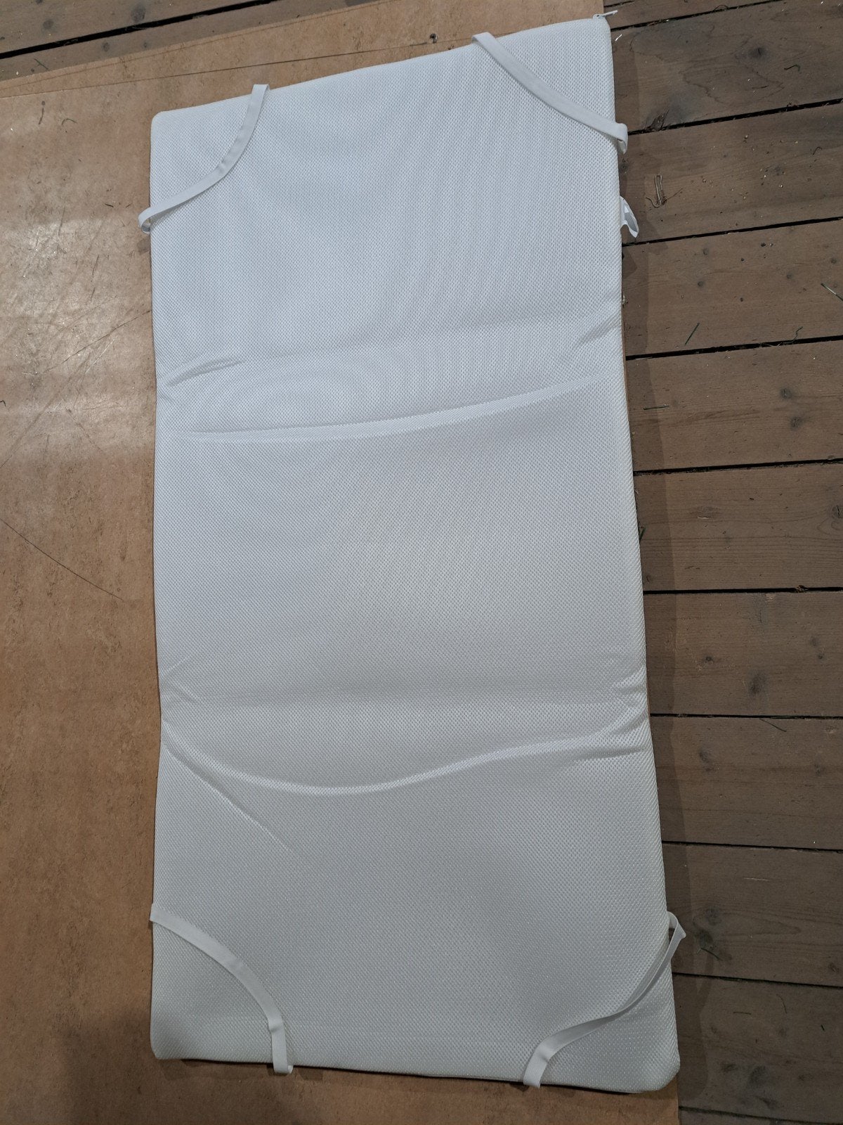 Nieuw wit Airgosafe Top dek  matras met nieuw hoeslaken., Kinderen en Baby's, Kinderkamer | Beddengoed, Ophalen of Verzenden