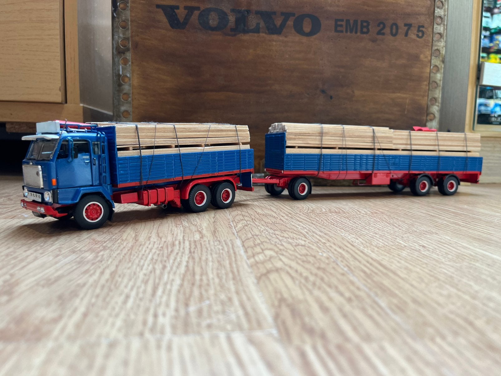 Volvo f88 hout combi, Hobby en Vrije tijd, Modelauto's | 1:50, Ophalen of Verzenden, Zo goed als nieuw, Bus of Vrachtwagen, Tekno