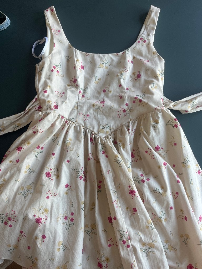 Zomerjurk met bloemenprint en strikdetail, Ophalen of Verzenden, Nieuw, Meerkleurig, Onder de knie