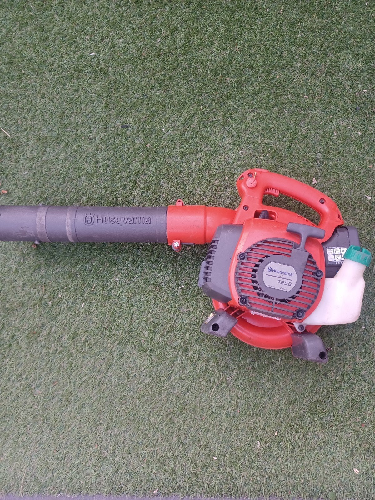 Husqvarna 125b e-tech., Tuin en Terras, Bladblazers, Benzine, Handgedragen, Ophalen of Verzenden, Zo goed als nieuw