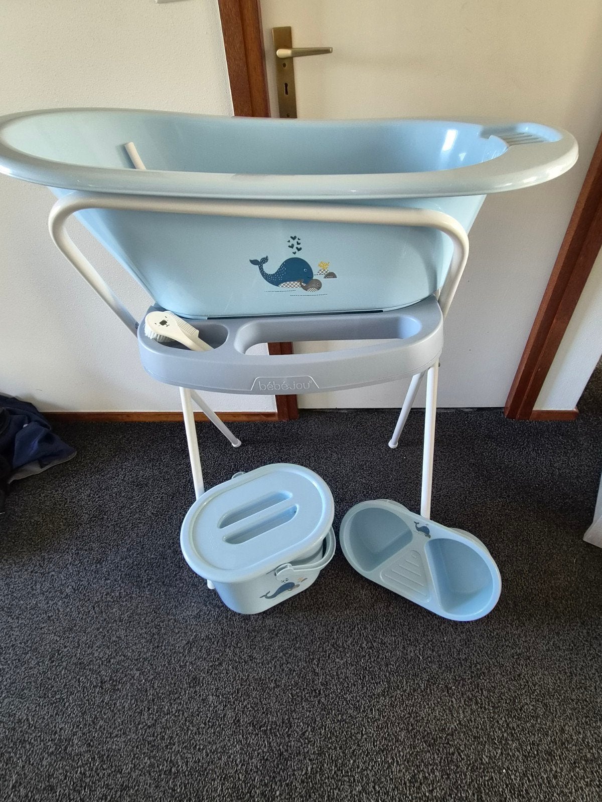 Bébé-jou babybadje met standaard en accessoires, Ophalen, Gebruikt, Badje, Bébé-jou