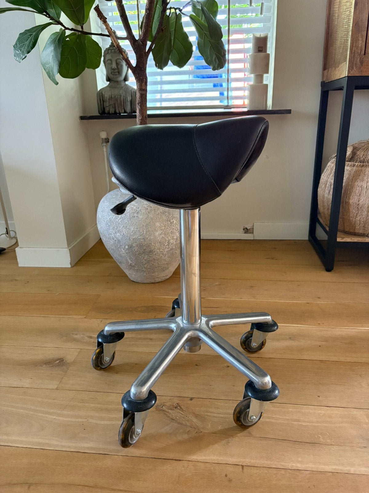 Kappers kruk Sibel, Ophalen