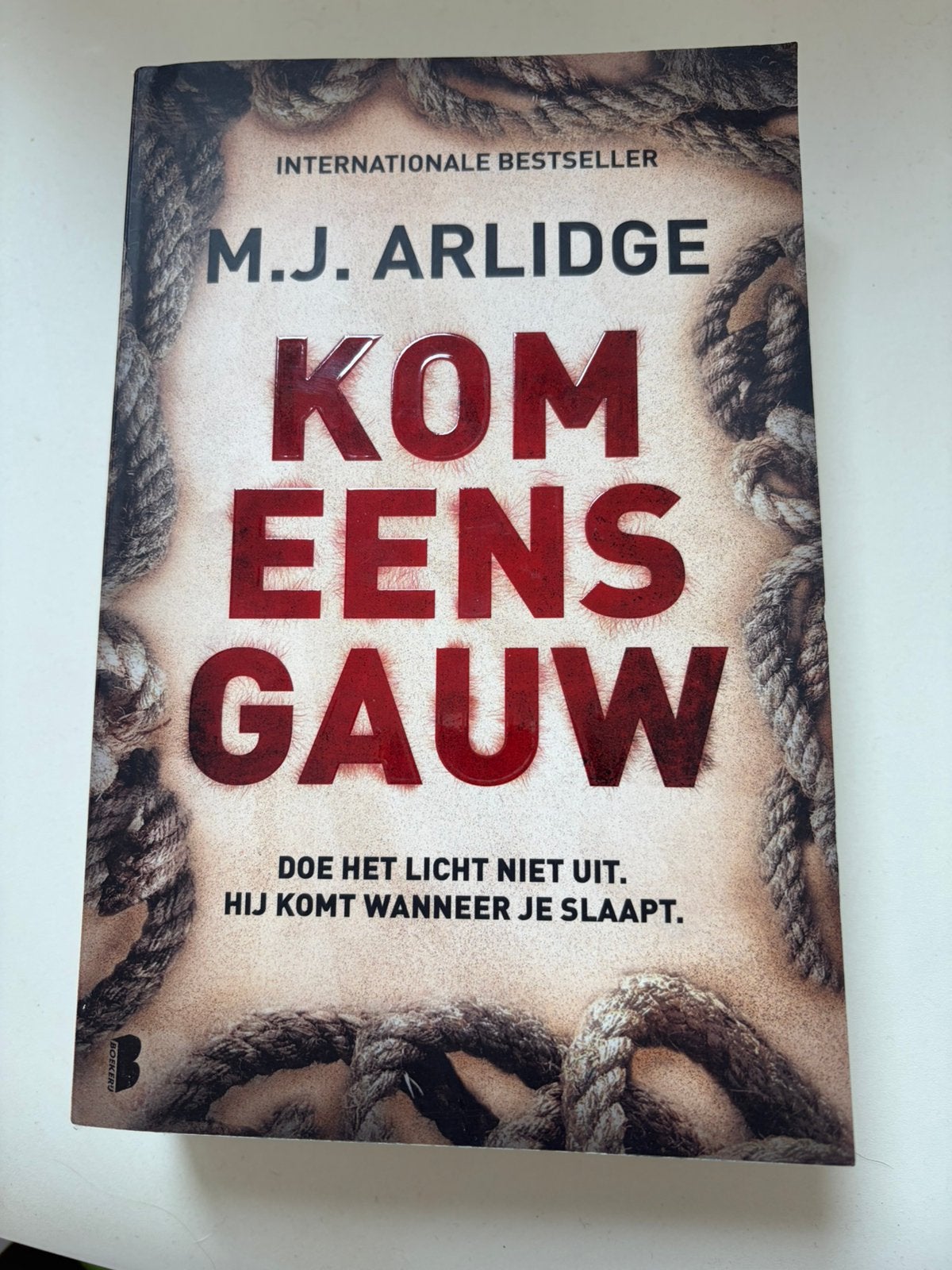 M.J. Arlidge - Kom eens gauw, Boeken, Thrillers, Ophalen of Verzenden, Zo goed als nieuw