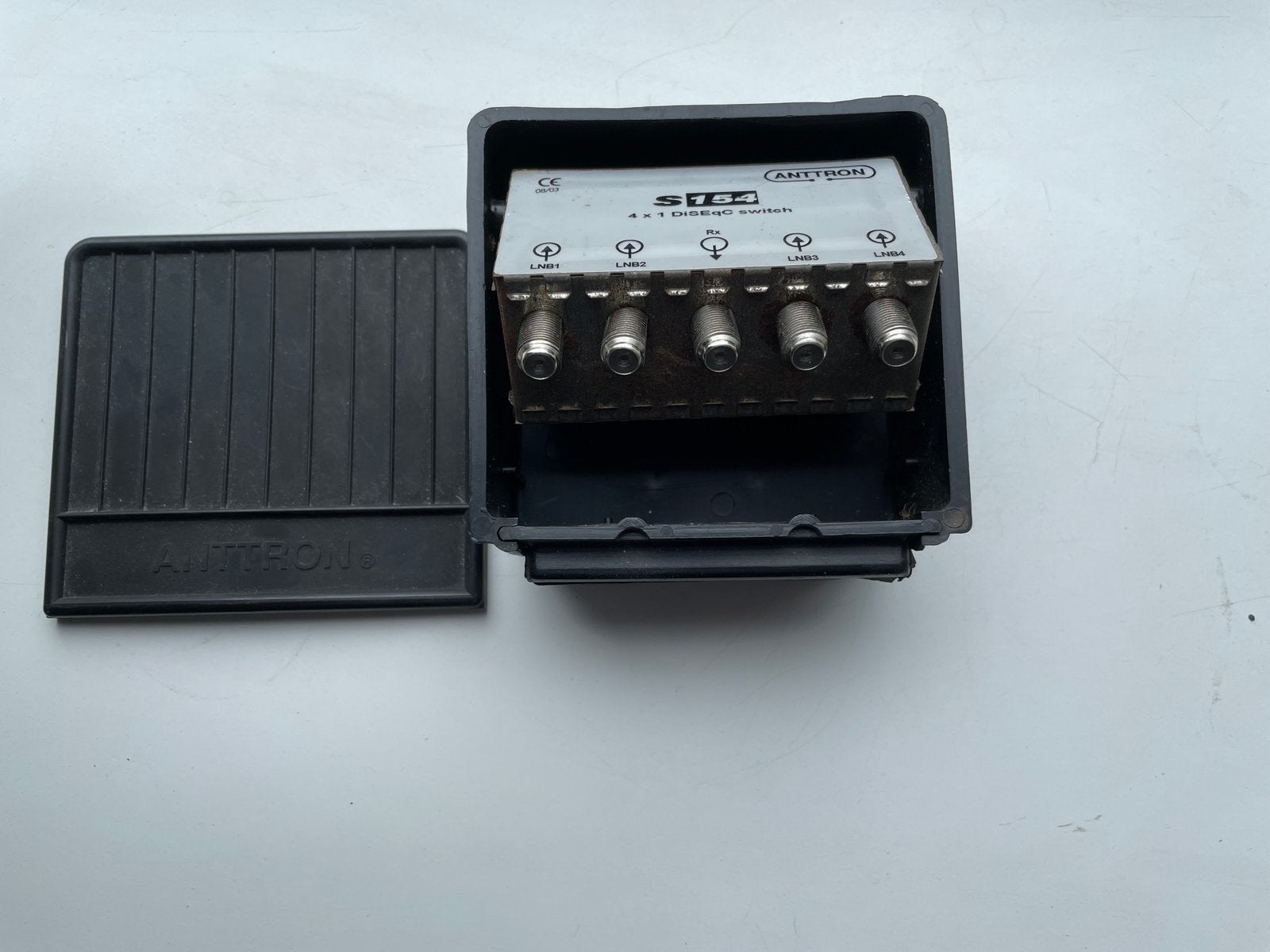 Anttron DISEQC switch 4-1 voor schotelinstallatie, Ophalen of Verzenden, Gebruikt, (Schotel)antenne-accessoires, Overige merken