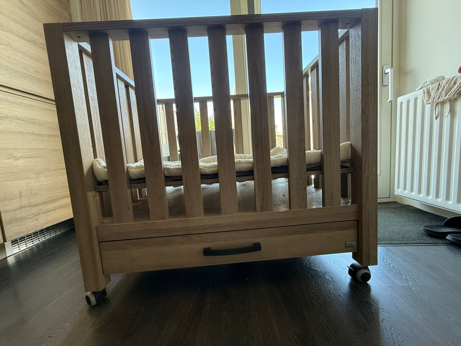 Degelijke box met lade, wielen en boxkleed, Kinderen en Baby's, Boxen, Ophalen, Gebruikt, Rechthoekig, In hoogte verstelbaar