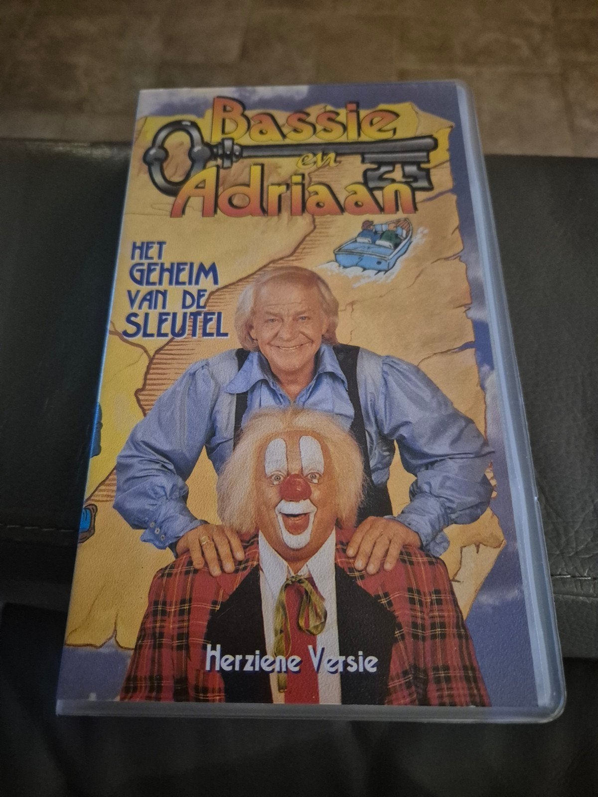 Bassie en Adriaan - Het Geheim van de Sleutel (VHS), Cd's en Dvd's, VHS | Kinderen en Jeugd, Ophalen, Gebruikt, Alle leeftijden