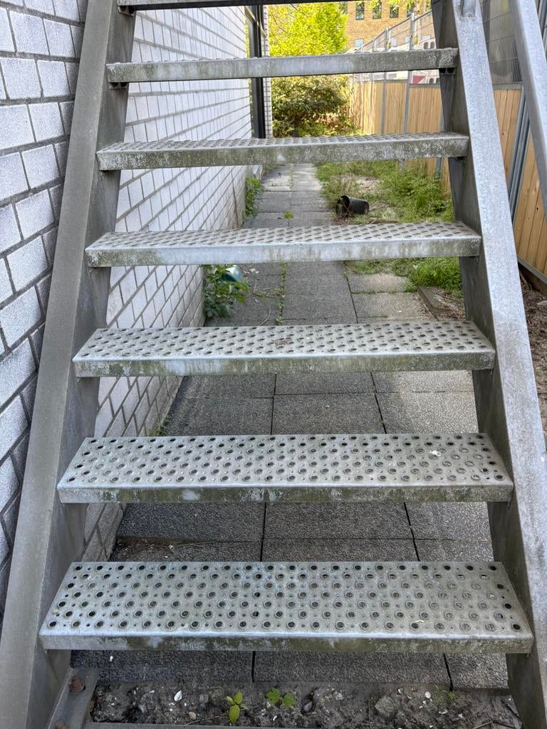 Stalentrap trap staal met bordes zeer netjes, Ophalen, Zo goed als nieuw, 2 tot 4 meter