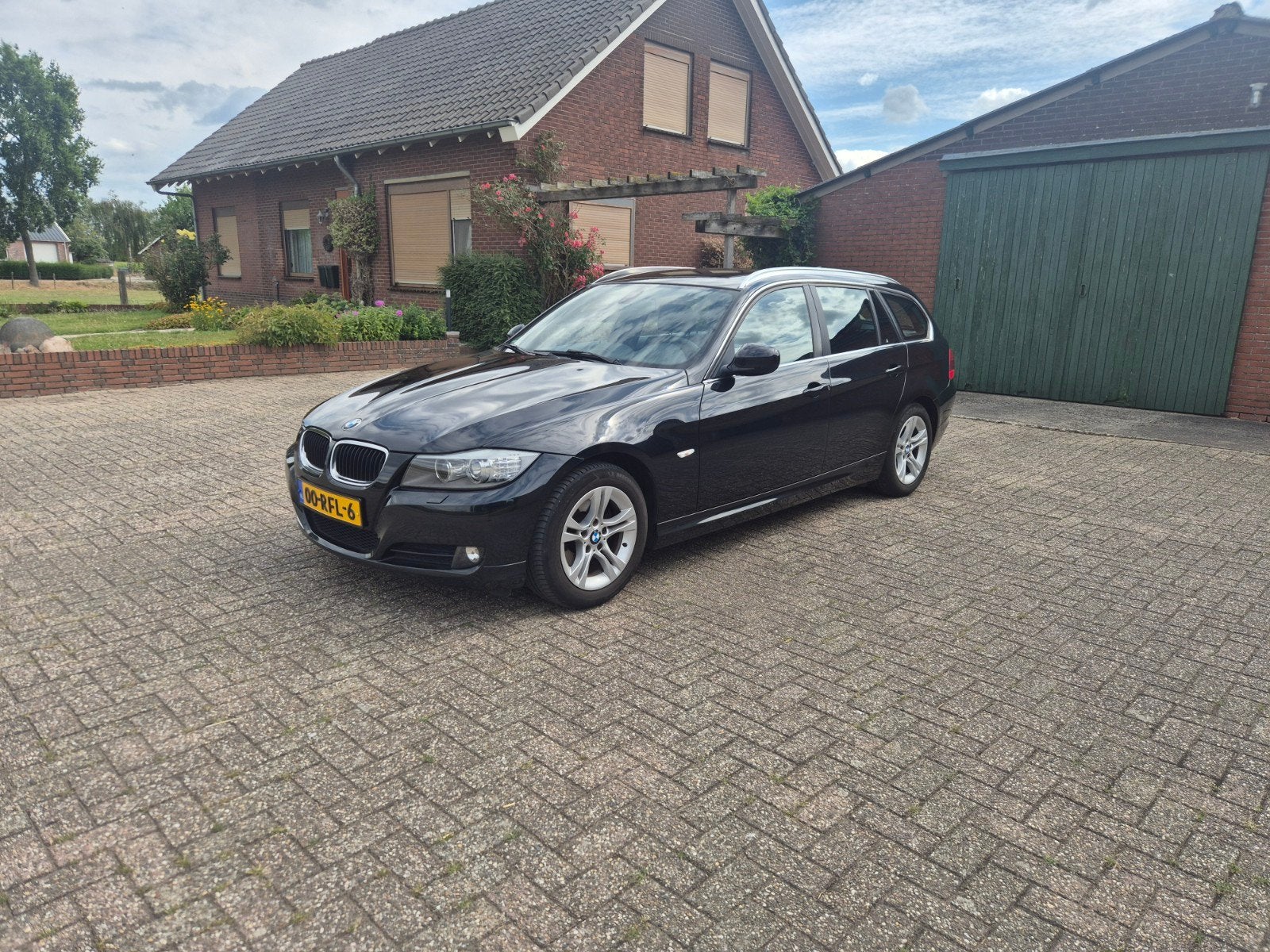 BMW 3-Serie 2.0 I 318 Touring Luxury Line Automaat, Automaat, Metallic lak, 1995 cc, Zwart