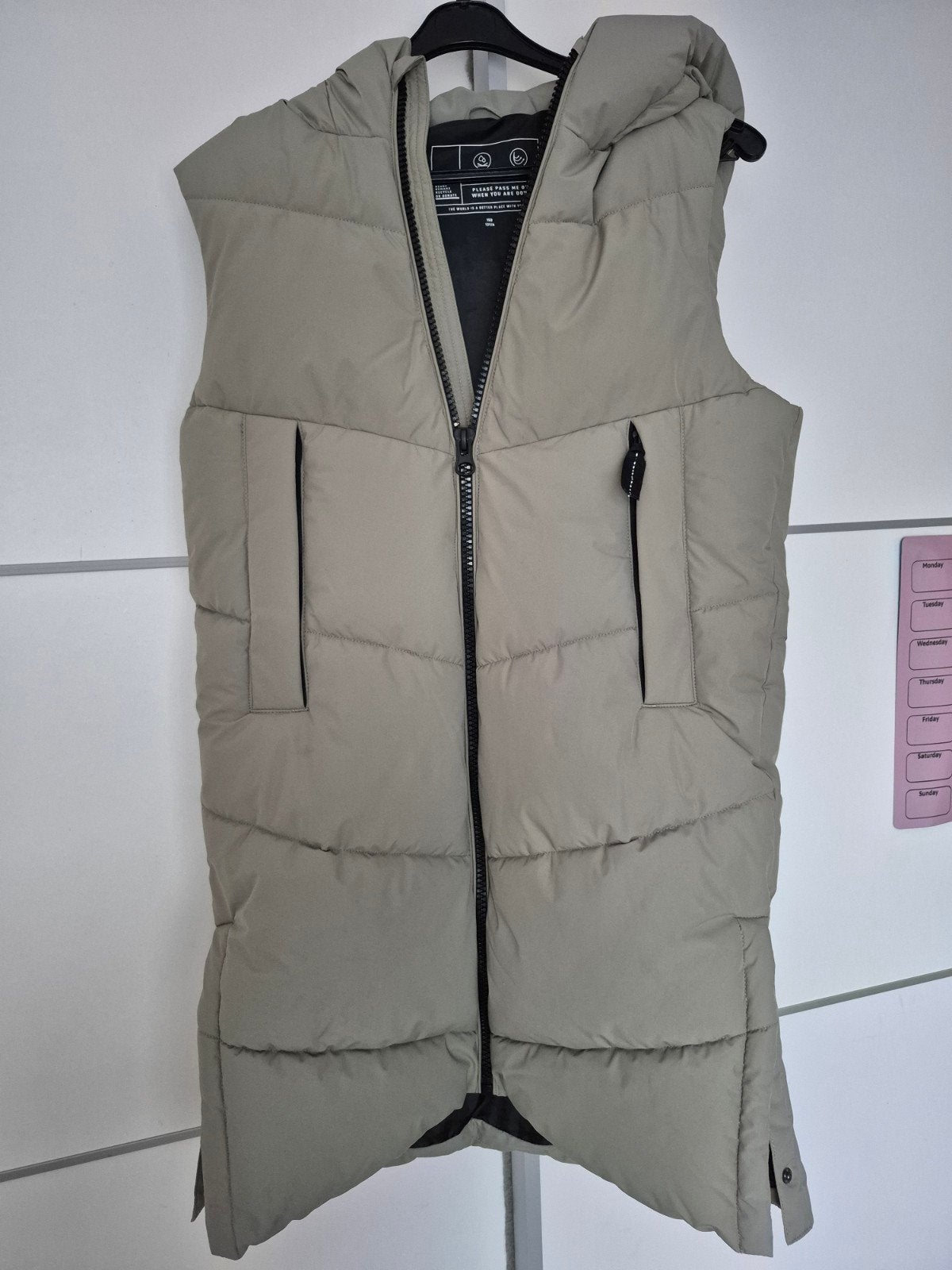 Nieuwe Lange Bodywarmer Olijfgroen Maat 158, Ophalen of Verzenden, Nieuw, Meisje, Jas