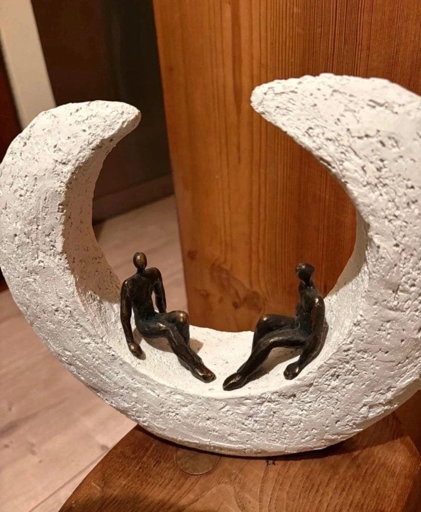 Beeld van Ger van Tankeren - Twee figuren op halve maan, Groep mensen, Ophalen of Verzenden, 20 - 50 cm, Wit