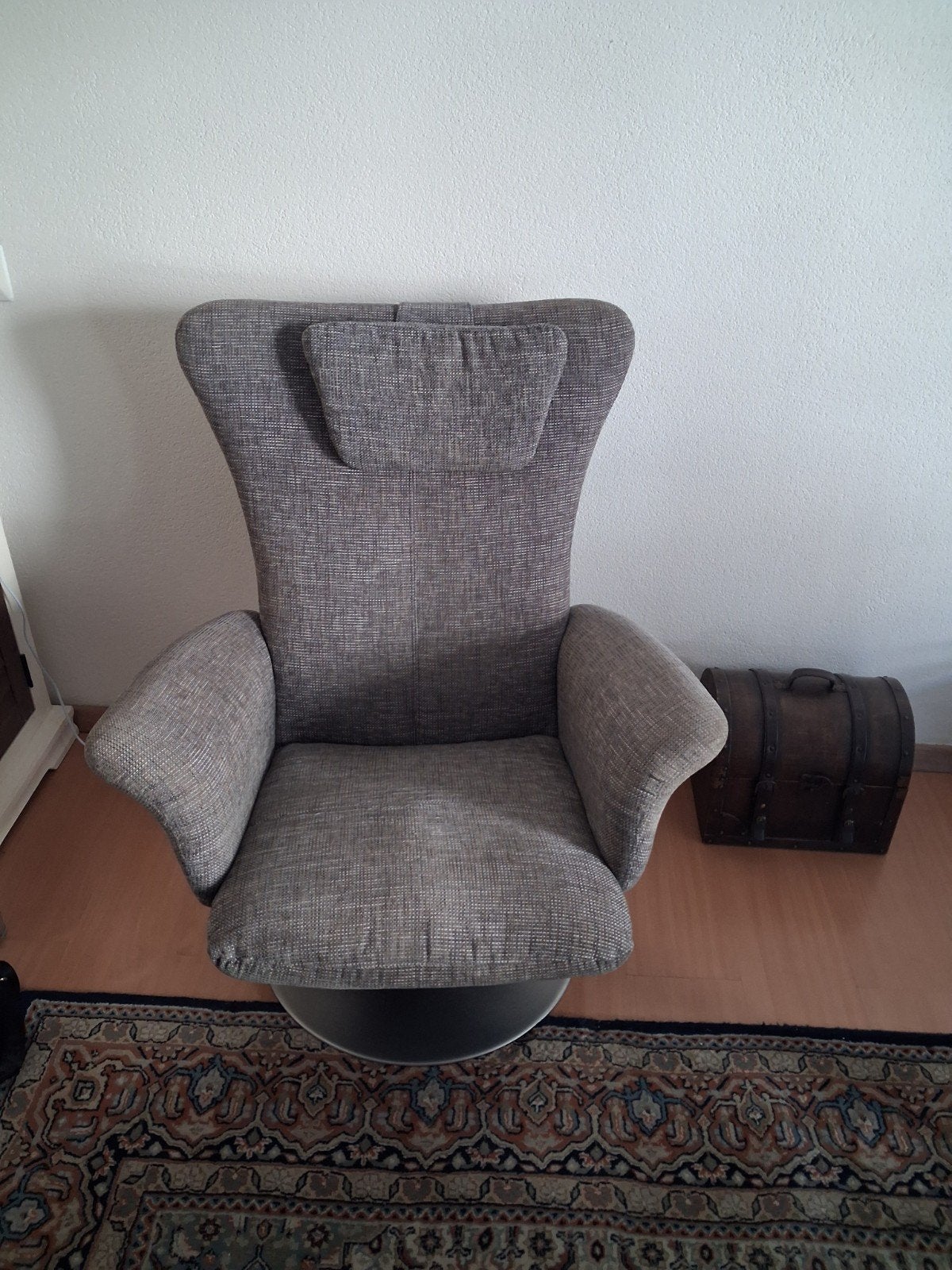 Comfortabele grijze relaxfauteuil met draaivoet, Ophalen, Gebruikt, Modern, Comfort, 75 tot 100 cm