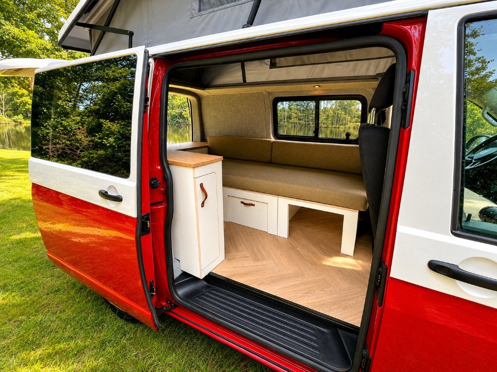 Camperinbouw Volkswagen Transporter L1 - najaar 2026 1 plek, Caravans en Kamperen, Buscamper of Camperbus, Volkswagen, Bedrijf