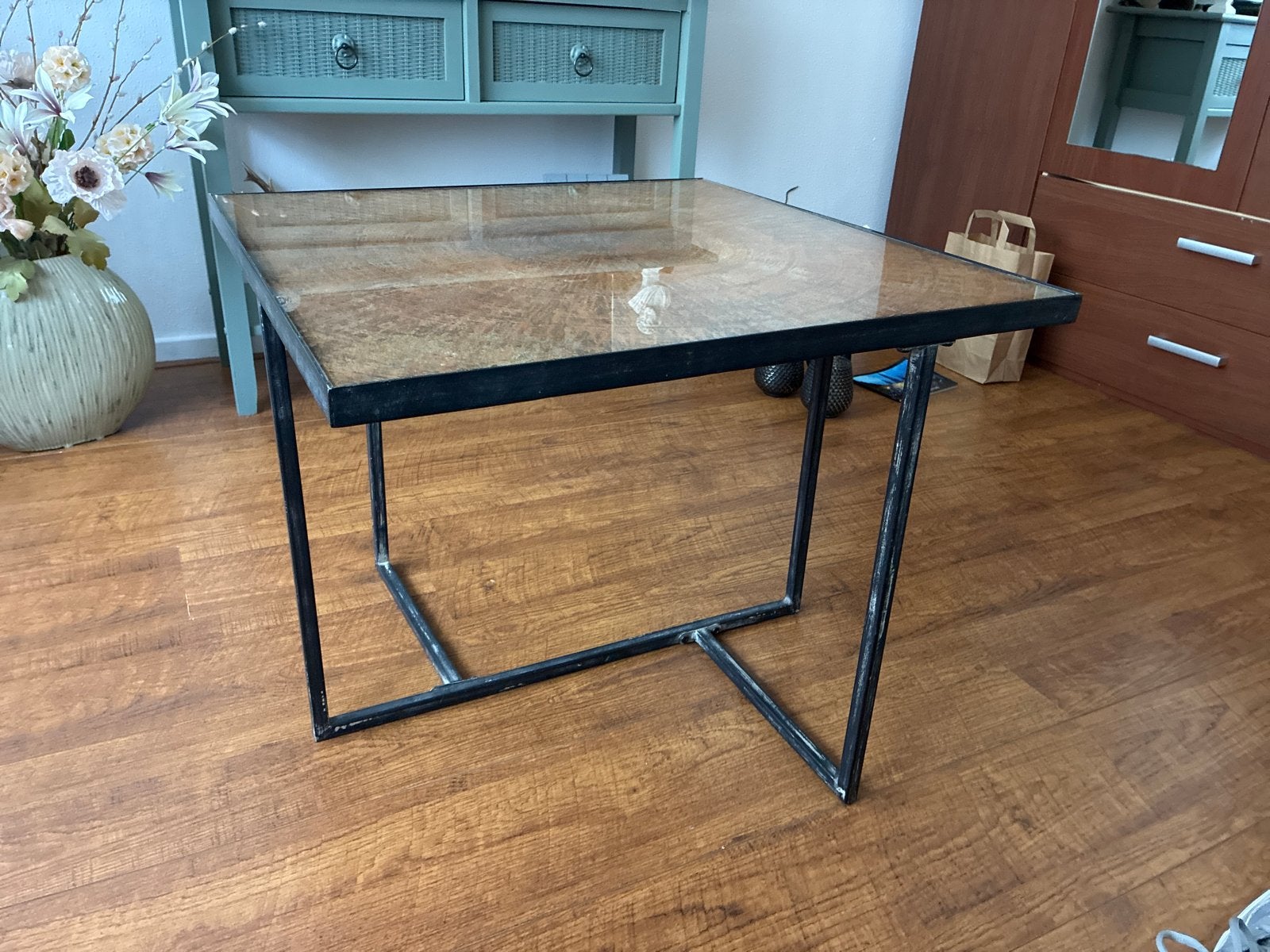 Salontafel met glazen blad en metalen onderstel, Ophalen, 50 – 75, 100 tot 150 cm, Vierkant