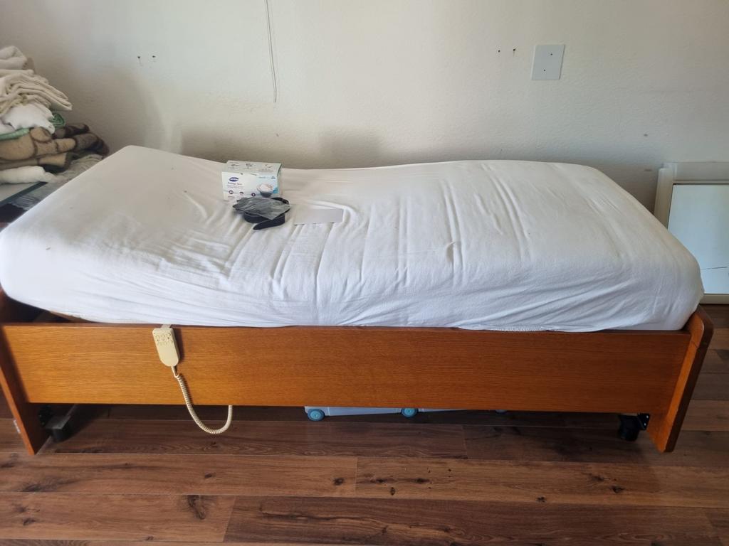 Verstelbaar eenpersoonsbed senioren met houten frame, Ophalen, 90 cm, Eenpersoons, Bruin