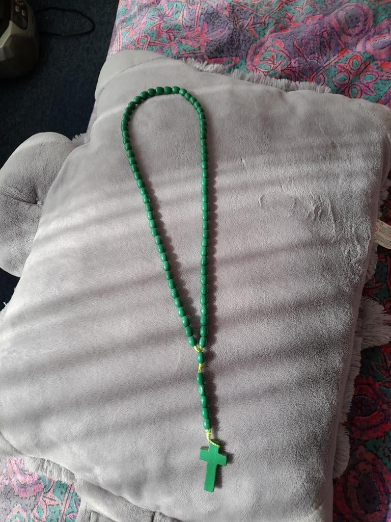 Groene ketting met kruisje, Ophalen