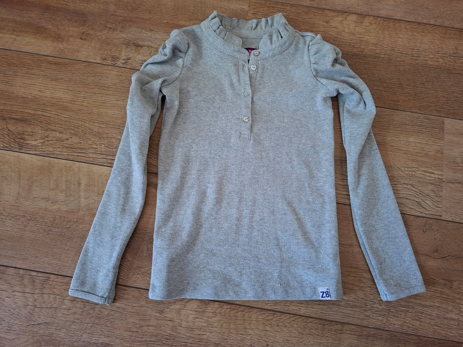 Z8 Geribbelde longsleeve met ruches en knoopjes 128/134, Kinderen en Baby's, Kinderkleding | Overige, Ophalen of Verzenden, Zo goed als nieuw