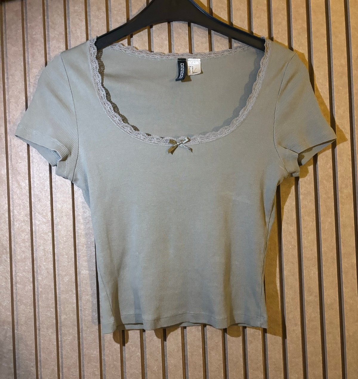 Leuke geribbelde crop top met kant en strikje, maat M, Kleding | Dames, Maat 38/40 (M), Ophalen of Verzenden, Korte mouw, Gedragen